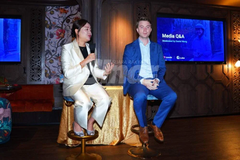 Kaya (kiri) dan Simon ketika sesi soal jawab bersama media selepas pembentangan laporan kajian bertajuk Pengguna Bijak eDagang 2026: Asia Tenggara di ibu negara pada Selasa. Foto: MOHD HALIM ABDUL WAHID