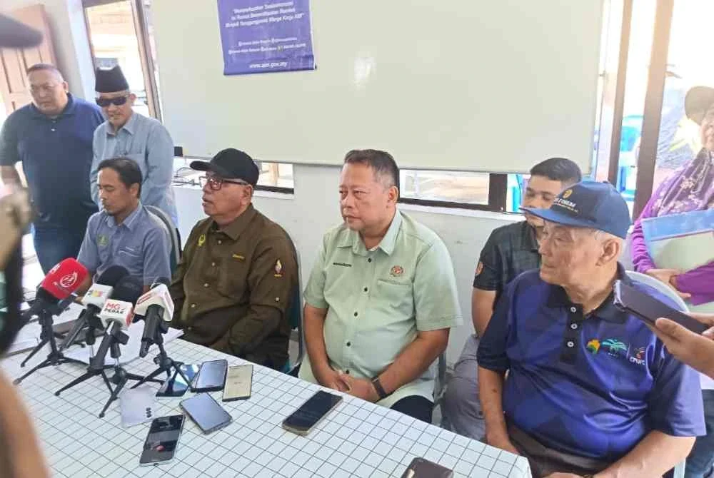 Wan Shaharuddin (duduk, dua dari kanan) dan Mohd Zolkafly (duduk, dua dari kiri) ketika sidang media di Dewan Orang Ramai Kampung Perlop 1 pada Rabu.