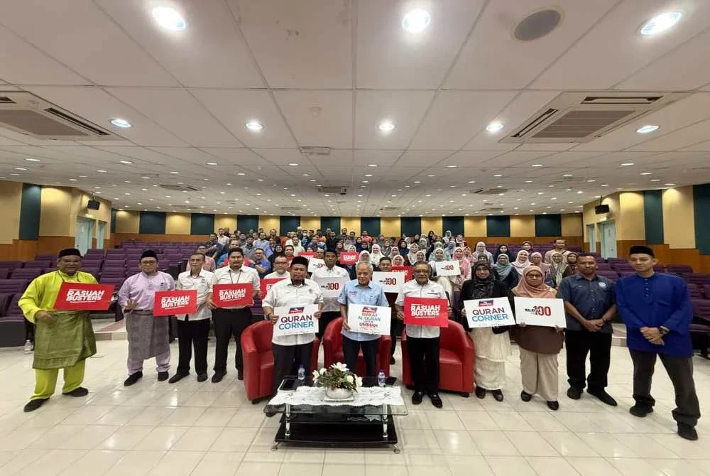 Ahmad Zuriat, Mohd Nazif dan Nurhayati bersama kakitangan pada Program Jelajah Antirasuah IPMA 2026 di TVET Mara MJII Beranang pada Jumaat.