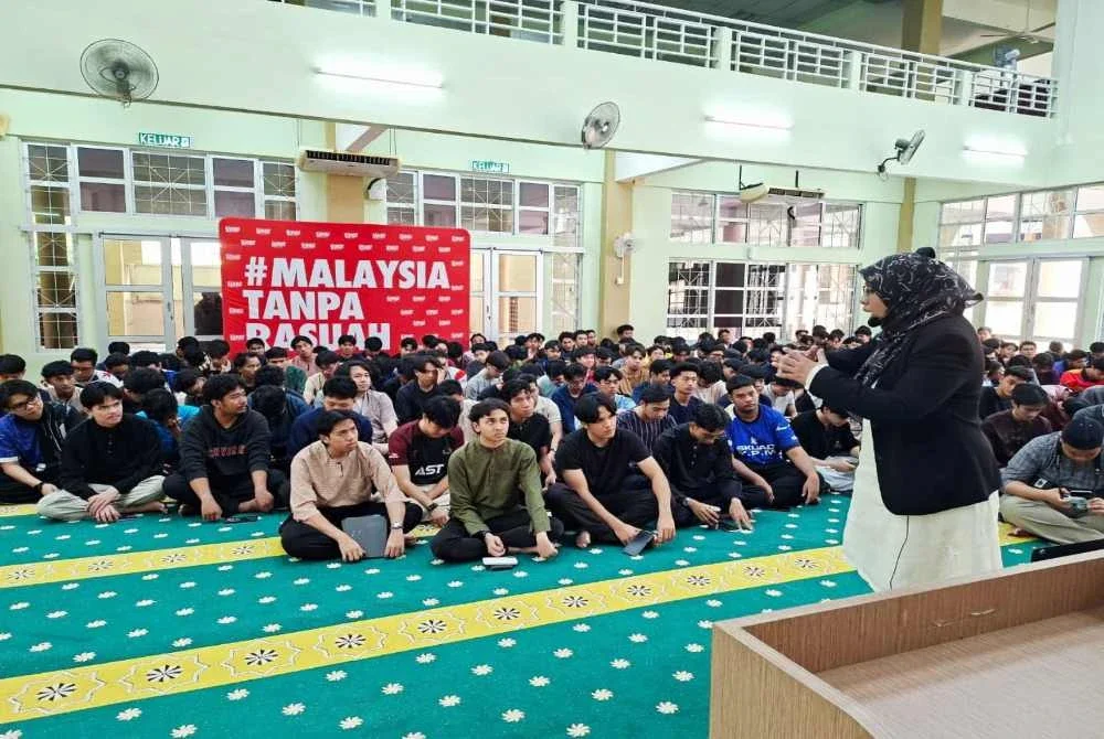 Nurhayati ketika menyampaikan kesedaran antirasuah kepada pelajar,