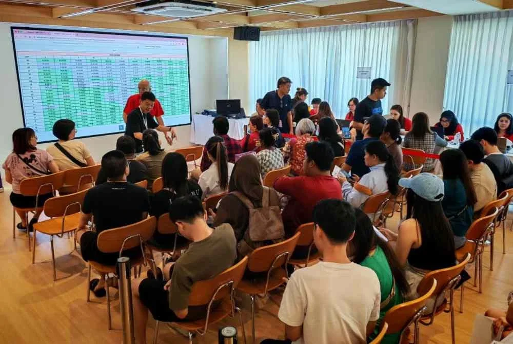 Galeri jualan Radium Evara dipenuhi dengan kesibukan apabila para pembeli terawal hadir untuk memilih unit masing-masing.