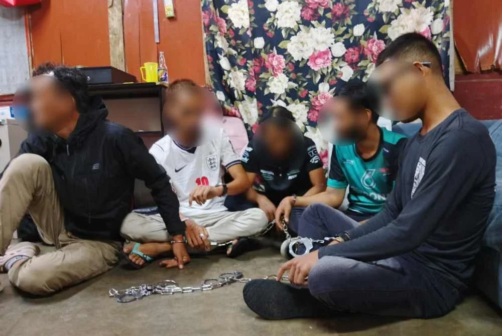 Antara individu yang ditahan dalam Operasi Perdana AADK Selangor di sini pada Rabu.
