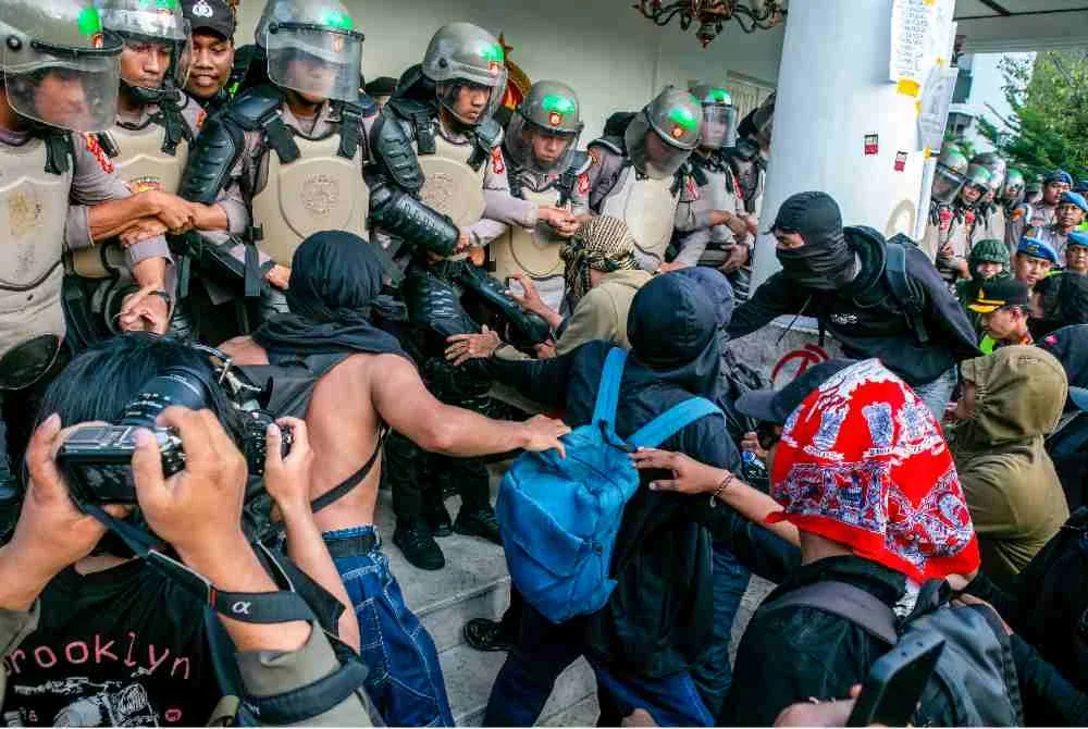 Penunjuk perasaan berhadapan dengan anggota polis rusuhan ketika demonstrasi berlangsung. Foto: AFP