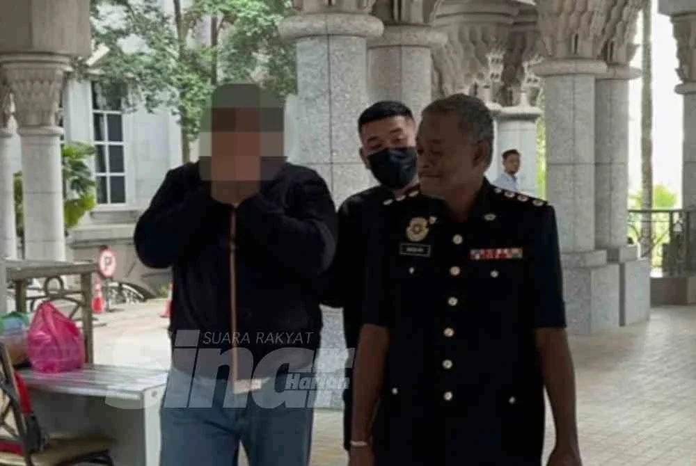 Seorang penjawat awam disiasat berkaitan kes meminta dan menerima rasuah kira-kira RM30 juta.