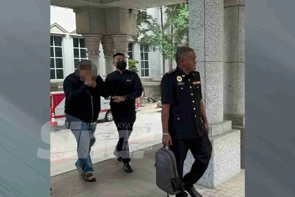 Seorang penjawat awam disiasat berkaitan kes meminta dan menerima rasuah kira-kira RM30 juta.