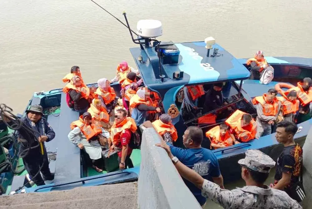 Kesemua penumpang bersama bagasi berjaya dipindahkan dengan selamat kira-kira jam 2.50 petang pada Rabu selepas feri itu terkandas lebih empat jam.