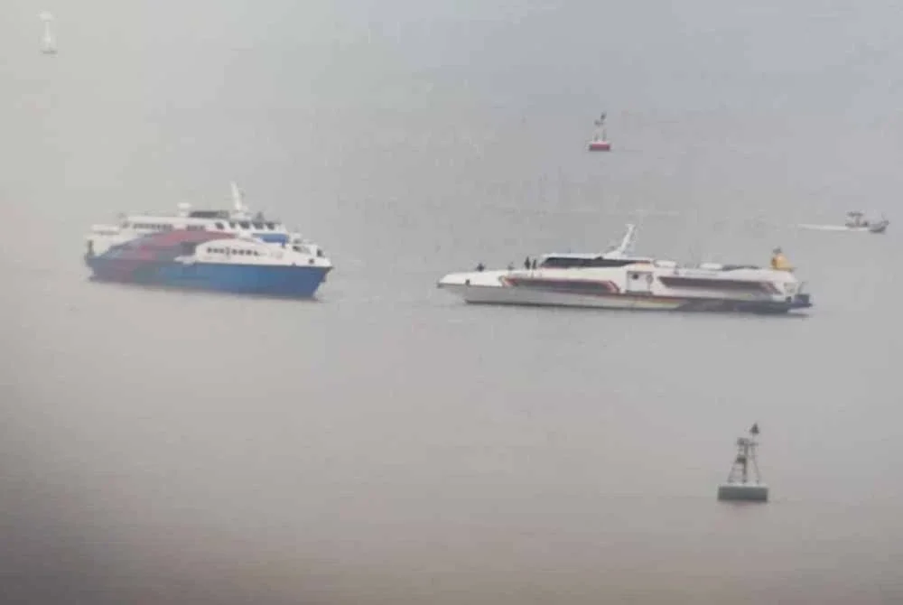 Usaha awal untuk menarik keluar feri terkandas (kiri) menggunakan bantuan Feri Kenangan 6 dan Langkawi Auto Express 1 bagaimanapun tidak berjaya berikutan paras air laut yang semakin surut.