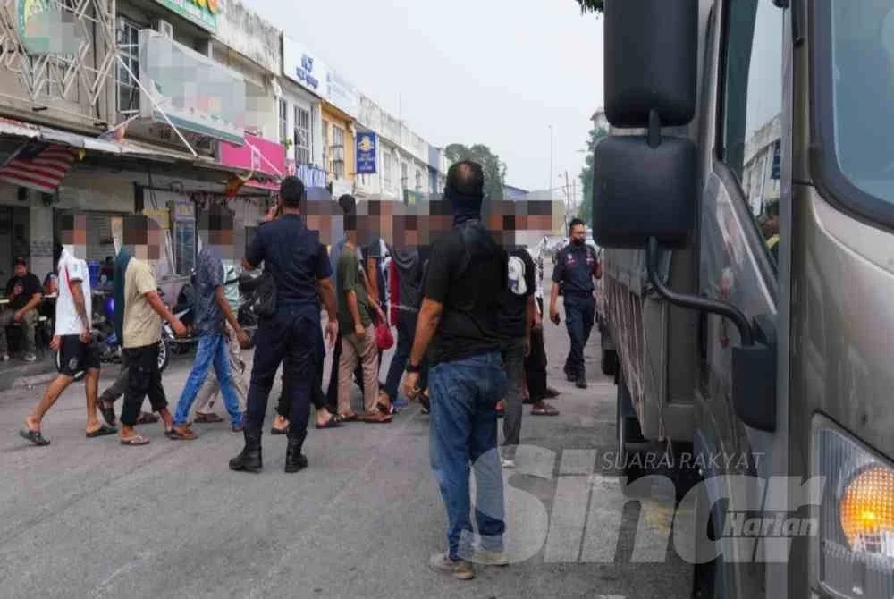 Deretan premis yang diperiksa JIM Selangor bersama MBDK di Meru, Klang pada Rabu. Foto: SINAR HARIAN/MOHD HALIM ABDUL WAHID