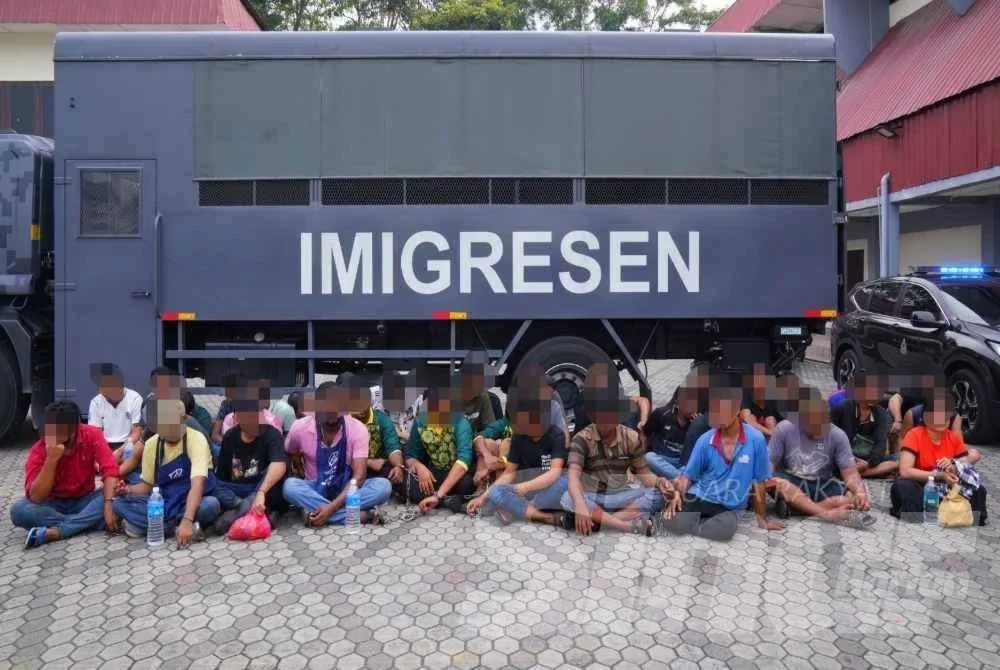 Antara warga asing yang ditahan dalam operasi bersepadu JIM bersama MBDK di Meru, Klang pada Rabu. Foto: SINAR HARIAN/MOHD HALIM ABDUL WAHID
