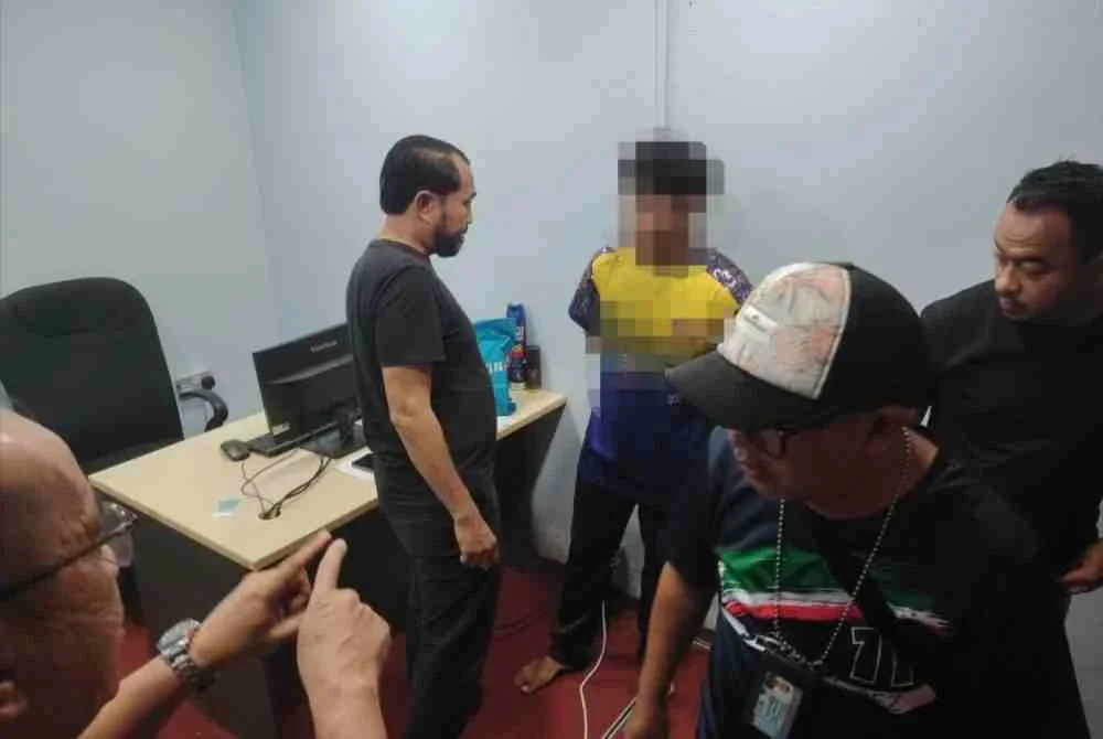 Seorang lelaki tempatan mendakwa diupah RM50 oleh rakannya disyaki warga asing untuk menjaga premis terbabit.