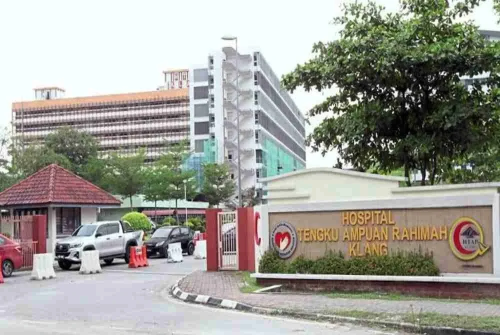 JKNS mengesahkan kejadian siling terjatuh di laluan hadapan Zon Biru, Jabatan Kecemasan dan Trauma (JKT), Hospital Tengku Ampuan Rahimah (HTAR), Klang pada Selasa
