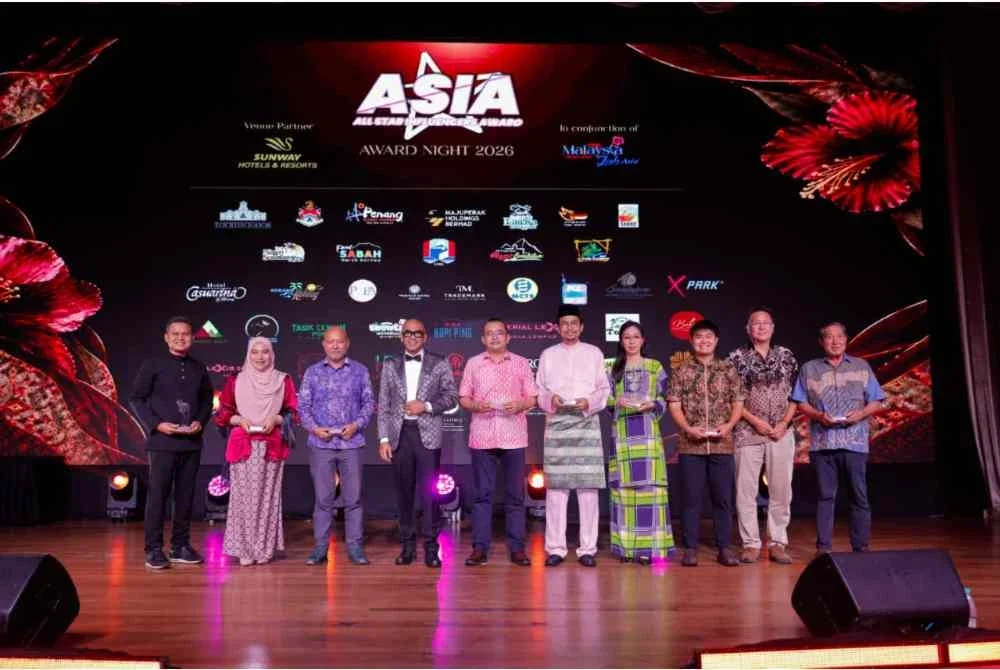 Abd Rahman Soltan (empat dari kiri) bersama Ketua Pengarah Tourism Malaysia, Amirul Rizal Abdul Rahim (enam dari kanan) dan tetamu kenamaan yang hadir ke ASIA2026 baru-baru ini.