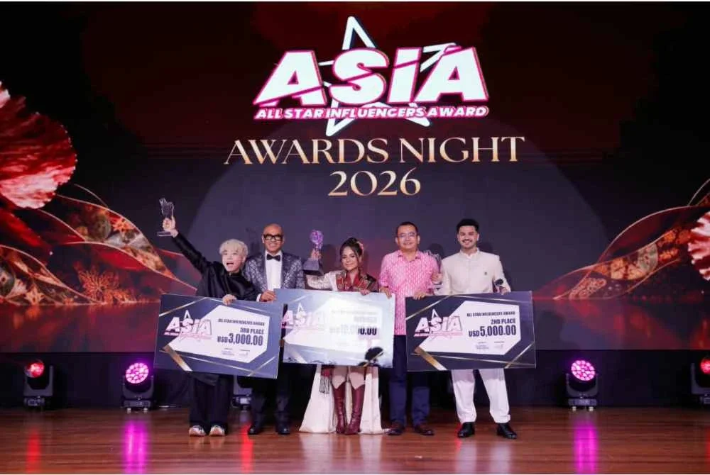 Abd Rahman (dua dari kiri) merakam gambar kenangan bersama pemenang anugerah utama ASIA 2026.