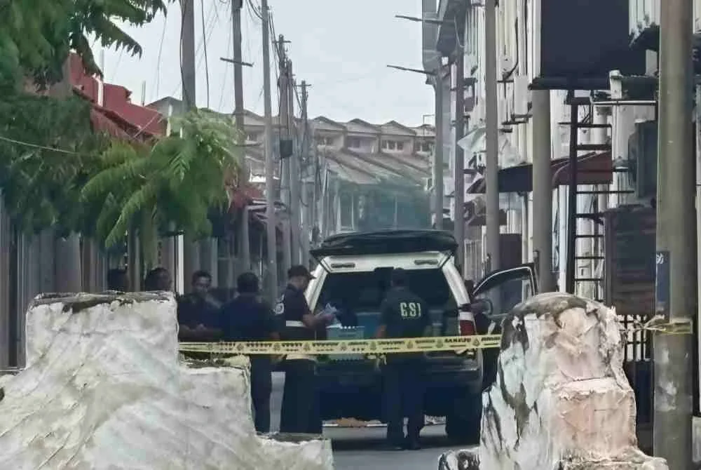 Gambar tular polis sedang melakukan siasatan di lokasi penemuan mayat seorang lelaki