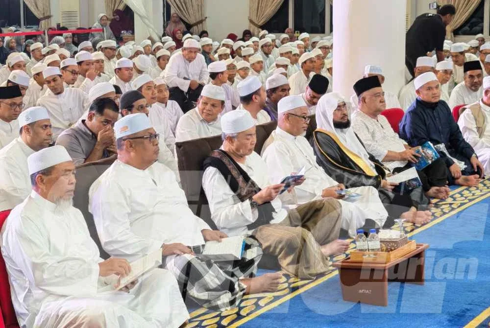 Zahid (tiga dari kiri) dan Ab Rauf (dua dari kiri) hadir pada program Melaka Bermunajat pada Rabu