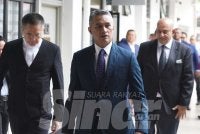 Mohd Shuhaily (tengah) tiba di Mahkamah Majistret Sepang hari ini bagi menghadapi pertuduhan mengasari dua anggota polis. Foto: Rosli Talib
