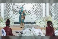 Siti Nurhaliza membuat persembahan sewaktu majlis persandingan Bella Astillah dan Syed Saddiq.