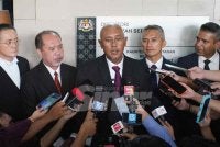 Rosal (tiga kiri) ketika sidang akhbar membabitkan pendakwaan Mohd Suhaily (empat dari kiri) di Mahkamah Majistret Sepang pada Rabu. - FOTO: Rosli Talib.