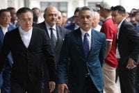 Ketua Pengarah AKPS, Datuk Seri Mohd Shuhaily Mohd Zain (depan kanan) bersama peguamnya ketika tiba di Kompleks Mahkamah Sepang hari ini bagi menghadapi dua pertuduhan berhubung dakwaan mengasari dua anggota polis di Terminal 1 KLIA. Foto Bernama