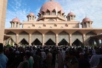 Jakim akan menganjurkan solat hajat di tiga masjid utama seliaannya selepas solat Jumaat minggu ini. Gambar hiasan 