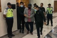 Mohd Azhar diiringi anggota polis keluar dari mahkamah selepas dijatuhkan hukuman.