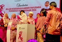 Nancy (tengah) merasmikan Sambutan Bulan Kesedaran Kanser Payudara Peringkat Kebangsaan 2026 di Pusat Konvensyen Waterfront Pulau Pinang (PWCC) pada Rabu.