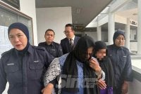 Shofikah (tengah) dihadapkan ke mahkamah atas pertuduhan mencederakan bayi setahun bulan lalu. Foto: Sinar Harian 