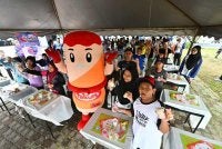 Sebahagian kanak-kanak yang terlibat dalam menyediakan hidangan yogurt menerusi bengkel makanan You-Gut It.