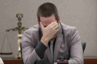 Mitchell Fairbarn sebak ketika memberi keterangan dalam perbicaraannya di Pusat Keadilan Wilayah, Las Vegas. Foto: Agensi