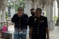 Seorang penjawat awam disiasat berkaitan kes meminta dan menerima rasuah kira-kira RM30 juta. 