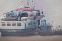 Operasi pemindahan penumpang feri yang terkandas ke bot nelayan yang diawasi oleh Polis Marin pada Rabu.
