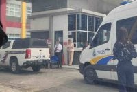 Polis telah menahan seorang pelajar lelaki di sebuah sekolah antarabangsa swasta di Kuching kerana disyaki menyerang seorang guru menggunakan objek tajam dipercayai kapak.