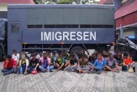 Antara warga asing yang ditahan dalam operasi bersepadu JIM bersama MBDK di Meru, Klang pada Rabu. Foto: SINAR HARIAN/MOHD HALIM ABDUL WAHID
