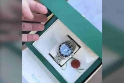 Kotak mengandungi jam Rolex yang ditemui lelaki itu di tepi tong sampah. - Foto Agensi