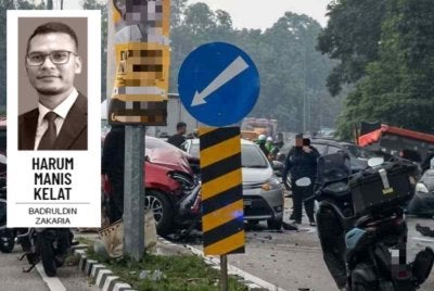 Kemalangan melibatkan 11 kenderaan di lampu isyarat Persiaran Mokhtar Dahari, Alam Budiman baru-baru ini. 