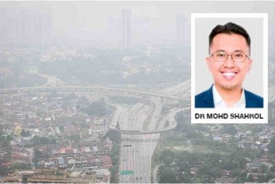 Keadaan jerebu yang menyelubungi ibu negara sehingga menjejaskan jarak penglihatan menyebabkan Menara Berkembar Petronas (KLCC) tidak kelihatan ketika tinjauan pada Ahad. Foto Bernama