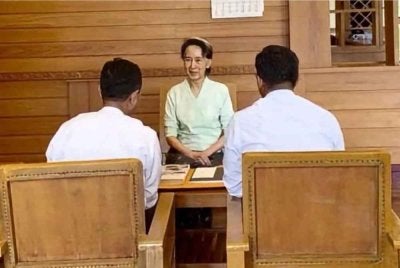 Gambar yang dikeluarkan Pejabat Jurucakap Presiden Myanmar memaparkan Suu Kyi ketika menerima dua buku dan sepucuk surat bermeterai daripada Raja Charles di Myanmar.