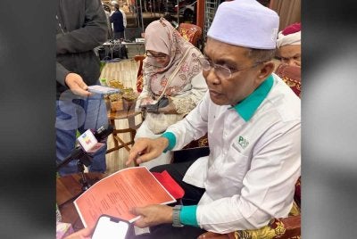 Takiyudin menunjukkan surat dari RoS yang menyatakan pendaftaran PN batal.