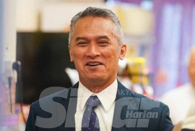 Mohd Shuhaily tiba di Mahkamah Majistret Sepang, hari ini bagi menghadapi pertuduhan mengasari dua anggota polis. Foto: Rosli Talib