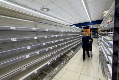Mogok yang dijalankan di Itali menyebabkan kekurangan barangan di pasar raya. - FOTO: Reuters 