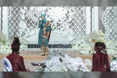 Siti Nurhaliza membuat persembahan sewaktu majlis persandingan Bella Astillah dan Syed Saddiq.