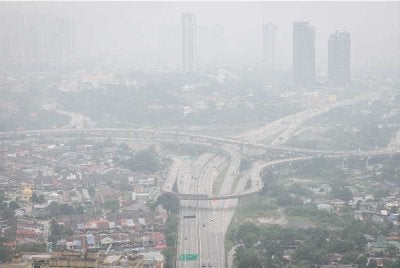 Sebanyak 22 kawasan di seluruh negara mencatatkan bacaan Indeks Pencemar Udara (IPU) pada tahap tidak sihat setakat 9 pagi, Selasa. Foto: fail/Bernama 