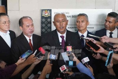Rosal (tiga kiri) ketika sidang akhbar membabitkan pendakwaan Mohd Suhaily (empat dari kiri) di Mahkamah Majistret Sepang pada Rabu. - FOTO: Rosli Talib.