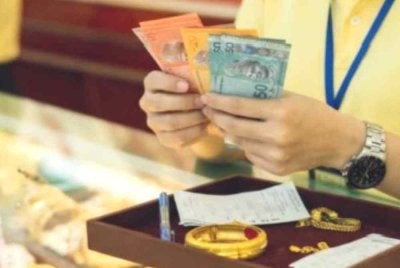 Mangsa terpaksa menggadai barang kemas untuk membayar 'ikat jamin' selepas maklumat peribadi didakwa disalahgunakan selain dikaitkan dengan aktiviti penipuan pelaburan dan pengubahan wang haram. Gambar hiasan janaan AI