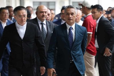 Ketua Pengarah AKPS, Datuk Seri Mohd Shuhaily Mohd Zain (depan kanan) bersama peguamnya ketika tiba di Kompleks Mahkamah Sepang hari ini bagi menghadapi dua pertuduhan berhubung dakwaan mengasari dua anggota polis di Terminal 1 KLIA. Foto Bernama