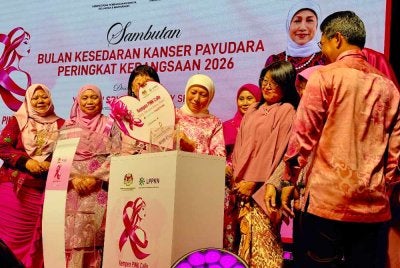 Nancy (tengah) merasmikan Sambutan Bulan Kesedaran Kanser Payudara Peringkat Kebangsaan 2026 di Pusat Konvensyen Waterfront Pulau Pinang (PWCC) pada Rabu.