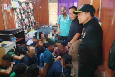 Zainudin sedang menyoal siasat individu yang ditahan dalam Ops Perdana AADK Selangor di sini pada Rabu.