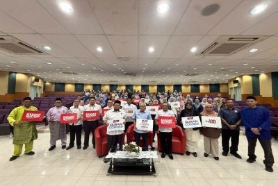 Ahmad Zuriat, Mohd Nazif dan Nurhayati bersama kakitangan pada Program Jelajah Antirasuah IPMA 2026 di TVET Mara MJII Beranang pada Jumaat.
