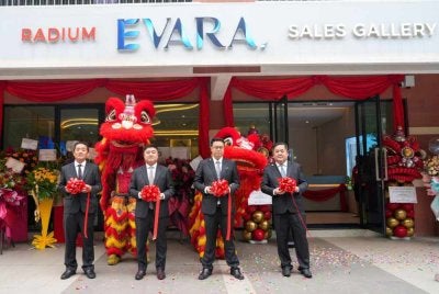 Galeri jualan Radium Evara dirasmikan oleh Gary (dua dari kiri) bersama Pengarah Eksekutif Radium Gan Kok Peng (kiri), Chai Woon Hou (dua dari kanan), dan Gan Tiong Kian (kanan).