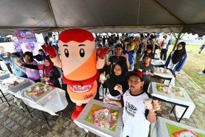 Sebahagian kanak-kanak yang terlibat dalam menyediakan hidangan yogurt menerusi bengkel makanan You-Gut It.